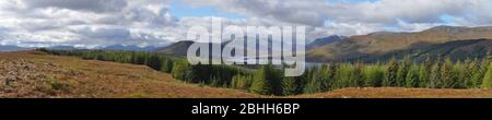 Loch Loyne von der Straße nach Skye A87. 5:1-Panorama Stockfoto