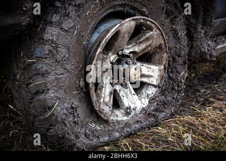 Offroad-Reifen und Felgen in Schlamm Nahaufnahme. Stockfoto