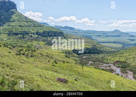 Blick nach Norden vom Wanderweg zur Tugela-Schlucht und zum Tunnel im Drakensberg. Das Thendele Camp und der Tugela River sind sichtbar Stockfoto