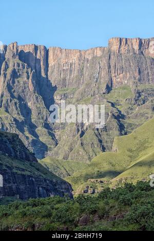 Blick auf den zweithöchsten Wasserfall der Erde, die Tugela-Wasserfälle, vom Wanderweg Tugela Gorge aus gesehen Stockfoto