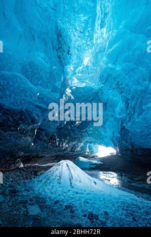 Eishöhle unter dem Jokulsarlon Gletscher in Südisland. Stockfoto