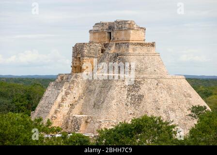 Mexiko – Jan 19 2007: Adivino oder die Pyramide des Magiers steht hoch über dem Dschungel-Baldachin von Uxmal Stockfoto