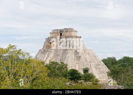 Mexiko – Jan 19 2007: Adivino oder die Pyramide des Magiers steht hoch über dem Dschungel-Baldachin von Uxmal Stockfoto