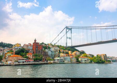 istanbul, türkei - AUG 18, 2015: fatih Sultan mehmet Brücke über dem bosporus. Schöne Stadtbild von historischen Bereich aus dem Wasser auf s beobachtet Stockfoto