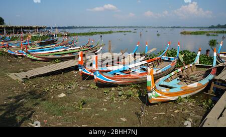 Bunte traditionelle Boote am See in amarapura, Myanmar Stockfoto