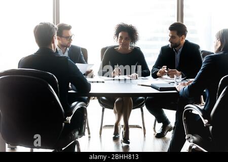 Verschiedene Geschäftspartner diskutieren Projekte und sitzen am Tisch im Sitzungssaal Stockfoto