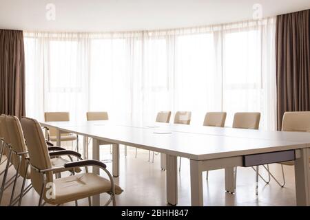 Tagungsraum mit Panoramafenster. Tisch und Stühle Stockfoto