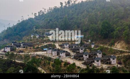 (200426) -- MENGHAI, 26. April 2020 (Xinhua) -- Luftaufnahme vom 9. April 2020 zeigt eine Ansicht des Manbansandui Weilers des Mannan Village im Menghai County, südwestlich der chinesischen Provinz Yunnan. Weit entfernt in den Bergen des südwestlichen Chinas Yunnan liegt der ehemalige Ort des von Armut geplagten Manbansandui Weilers, wo 17 Haushalte der ethnischen Gruppe Lahu lebten. Im Hinblick auf die Lebensgewohnheiten und Bräuche der Dorfbewohner wurde das Dorf 2009 in ein neues Gebiet an seinen ursprünglichen Standort verlegt, um das Lebensumfeld der Dorfbewohner zu verbessern und die Armut abzuschütteln. Zusätzlich zu Th Stockfoto