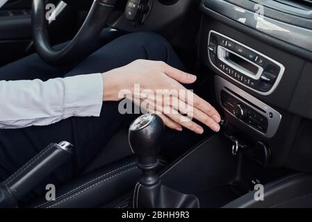 Motor mit schlüssellosem Türöffnungssystem, Motor für den Autostart. Frau drücken die Starttaste Stockfoto