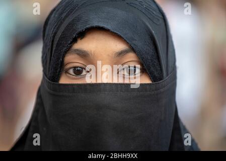 Mumbai / Indien 19 Dezember 2019 Porträt einer jungen indischen Muslimin, die beim August Kranti Maidan in Mumbai in Maharashtra Schleier trägt Stockfoto