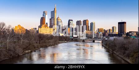 Panorama-Stadtbild von Philadelphia Wolkenkratzer Skyline Gebäude Sonnenuntergang entlang Fluss in Philadelphia Innenstadt von Philadelphia in PA USA. Stadtbild Urban Stockfoto