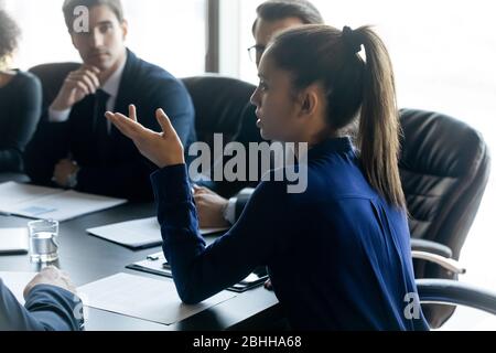 Eine selbstbewusste Geschäftsführerin, die bei einem Unternehmensmeeting spricht Stockfoto