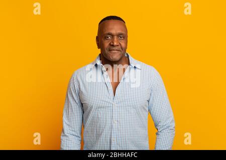 Porträt von selbstbewussten reifen afroamerikanischen Mann Stockfoto