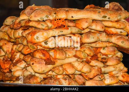 Käse und Oliven Brot Sticks Gebäck Stapel zum Verkauf in der Bäckerei oder Konditorei Stockfoto