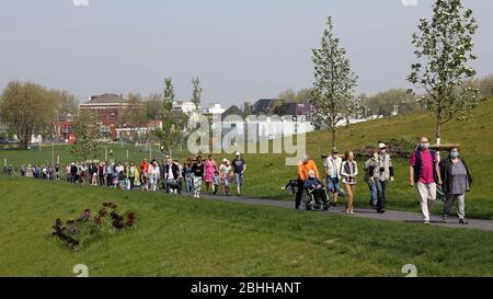 firo. 24. April 2020 Landesgartenschau im Kamp-Lintfort NRW, Nordrhein-Westfalen, wird am 5. Mai 2020 die Laga offiziell eröffnet. Am 24. April 2020 gab es natürlich eine kleine Voreröffnung für Besucher mit mehr als 8000 Spaziergängern, die den Kollienpark unter Beachtung der Corona-Regel erkunden. Aû IST EIN großes Kompliment an die Wanderer, die unsere Regeln absolut gewissenhaft befolgt haben.' Mit Hilfe von Einbahnstafeln, Schranken und Lautsprecherdurchsagen wurden die Wanderer auf einer markierten Route durch den Park geführt. Weltweit verwendet Stockfoto