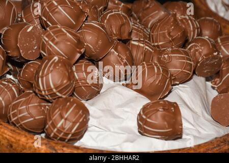 Handgemachte Pralinen mit verschiedenen Geschmacksrichtungen: himbeere, Brandy, Champagner, Karamell, Vanille zum Verkauf in Borough Market, London. Stockfoto