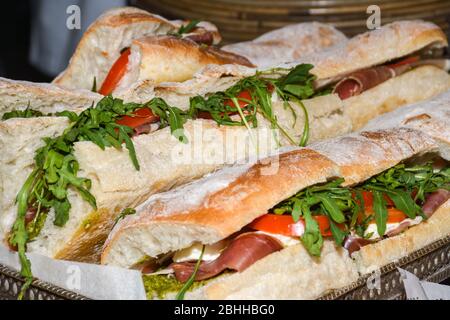 Sandwiches werden während der Fast-Food-Veranstaltung im Freien präsentiert. Außengastronomie. Frisches Essen Buffet Brunch Catering Essen Party Sharing Konzept Stockfoto