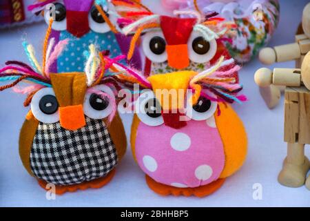 Gefüllte kleine lustige Eulen. Schöne schöne schöne Handwerk Handwerker Souvenir ideal für Geschenk für Freunde Familie, Kinder und Kinder. Niedliche bunte rumänische Trad Stockfoto