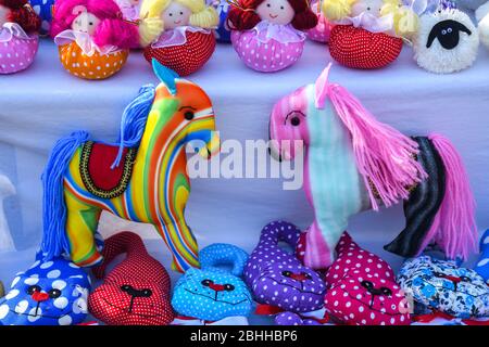 Gefülltes kleines lustiges Pferd Einhorn. Schöne schöne schöne Handwerk Handwerker Souvenir ideal für Geschenk für Freunde Familie, Kinder und Kinder. Süßes buntes roma Stockfoto