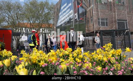 firo. 24. April 2020 Landesgartenschau in Kamp-Lintfort NRW, Nordrhein-Westfalen am 5. Mai 2020 wird die Laga offiziell eröffnet. Am 24. April 2020 gab es natürlich eine kleine Voreröffnung für Besucher mit mehr als 8000 Spaziergängern, die den Kollienpark unter Beachtung der Corona-Regel erkunden. Aû IST EIN großes Kompliment an die Wanderer, die unsere Regeln absolut gewissenhaft befolgt haben.' Mit Hilfe von Einbahnstafeln, Schranken und Lautsprecherdurchsagen wurden die Wanderer auf einer markierten Route durch den Park geführt. Weltweit verwendet Stockfoto