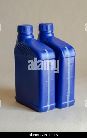 Zwei blaue Kunststoffbehälter für Schmiermittel ohne Etikett, Behälter für Chemikalien.1 Liter Kunststoffbehälter. Nahaufnahme. Selektiver Fokus. Stockfoto