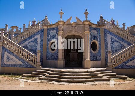 Rückseite des Gebäudes, streng symmetrisch, mit zwei Treppen und traditionellen Fliesen (Azulejos). Palace Estai von einem Garten umgeben. Hellblau Stockfoto