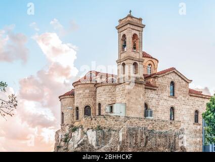 Blick auf die Kirche von Panagia Theoskepasti, Paphos, Zypern. Dies ist eine byzantinische Kirche, wurde im 7. Jahrhundert gegründet. Es wurde in seiner modernen umgebaut Stockfoto