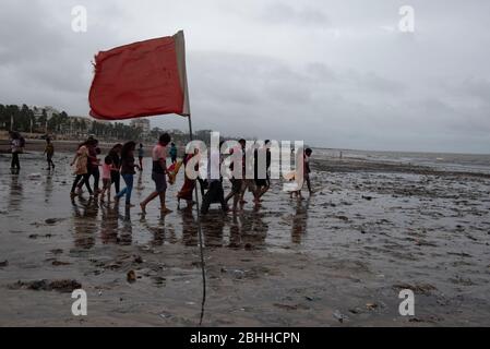 Mumbai / Indien 12 September 2019 Rote Flagge keine Badezone Warnung für Touristen am Juhu Beach Mumbai Maharashtra Indien Stockfoto