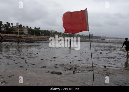 Mumbai / Indien 12 September 2019 Rote Flagge keine Badezone Warnung für Touristen am Juhu Beach Mumbai Maharashtra Indien Stockfoto