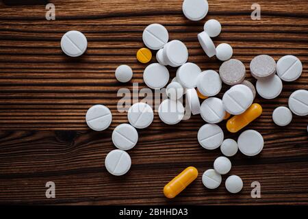 Verschiedene pharmazeutische Medizin Kapseln und Tabletten auf Holzhintergrund. Gesundheitskonzept. Stockfoto