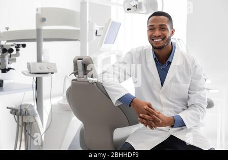 Hochqualifizierter junger Zahnarzt posiert in einer modernen Klinik Stockfoto