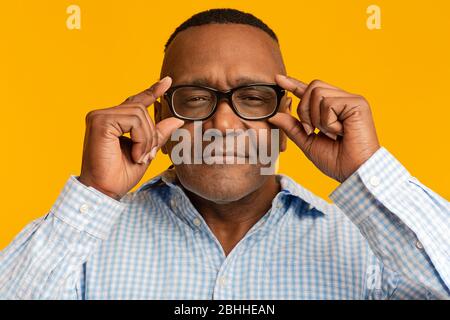Zuversichtlich reifen afroamerikanischen Mann trägt Brille Stockfoto