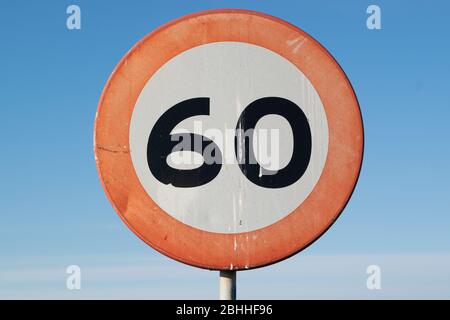 Holländisches Straßenschild: Geschwindigkeitsbegrenzung 60 km/h, es ist ein altes Straßenschild mit Vogelkot darauf Stockfoto