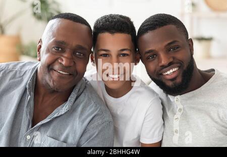 Männliche Familienmitglieder. Porträt Von Schönen Afrikanischen Großvater, Vater Und Sohn Stockfoto