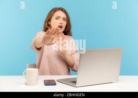 Nein, ich habe Angst! Verängstigte Frau mit schockierten Ausdruck, die Hände in Stop-Geste, sich selbst verteidigen, ausgeflippt aus Schwierigkeiten während der Arbeit an la Stockfoto