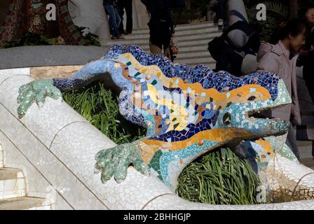 Barcelona: Der Drache am Haupteingang von Gaudi's Parc Güell Stockfoto