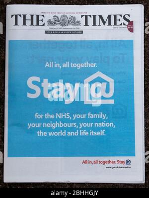 The Times Zeitung London Freitag 17 2020. April. NHS Werbung wickeln Sie um die Vorderseite der Zeitung Ihre regelmäßige Zeitung innen. Bleiben Sie zu Hause, alles in allem zusammen. 2020ER UK HOMER SYKES Stockfoto