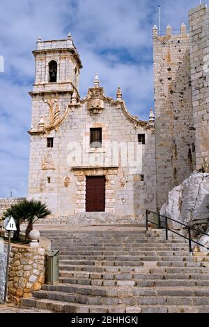 Peñiscola, Spanien: Die Einsiedelei 'Ermitorio de la Vergen de la Ermitana' neben dem Papstpalast, dem Castillo Papa Luna Stockfoto