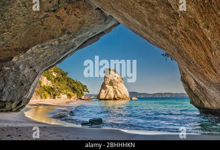 TE Hoho Rock, Meeresstack vom Felsbogen in Cathedral Cove in der Nähe der Stadt Hahei, Coromandel Peninsula, Waikato Region, North Island, Neuseeland gesehen Stockfoto