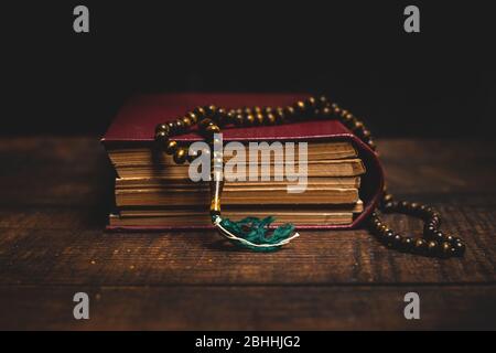 Heiliges Al Quran und Gebetsperlen auf Holztisch. Ramadan muslimische Religion Konzept. Stockfoto