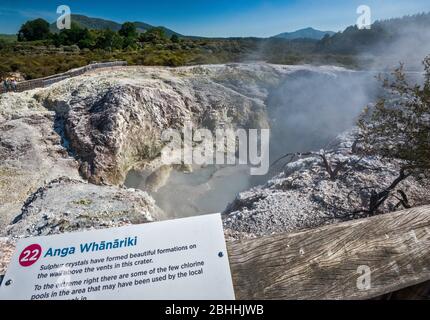 Anga Whanaraki Krater, Schild, Wai-O-Tapu Thermal Wonderland, Taupo Volcanic Zone, Waikato Region, North Island, Neuseeland Stockfoto