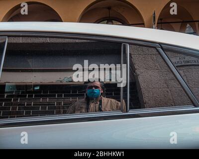 Cremona, Lombardei, Italien - 26. April 2020 - Fotograf reflektiert ein geparktes Auto, Stadtleben während Coronavirus Stockfoto