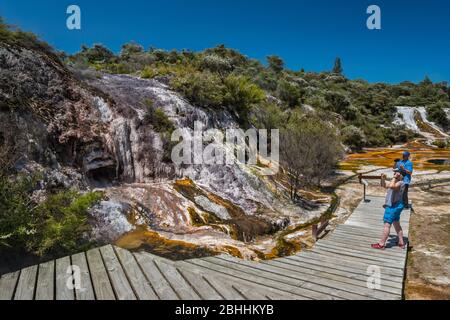 Touristen im Rainbow Terrace (Sinterterrasse), Orakei Korako Thermal Park, Taupo Volcanic Zone, Waikato Region, North Island, Neuseeland Stockfoto