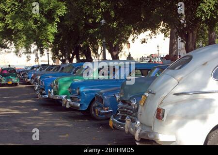 Autos als Service-Taxis im Schatten in Zentral-Havanna, Kuba geparkt. Es gibt viele Oldtimer der 50er Jahre, die in Kuba noch im Einsatz sind. Stockfoto