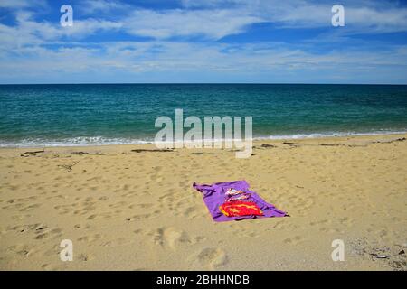 Ein wunderbarer Ort, um sich am Strand von Anapai Bay mit einem Handtuch und einem Bikini auszuruhen. Neuseeland, Südinsel, Abel Tasman National Park. Stockfoto