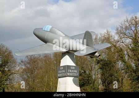 Ein Denkmal für den Erfinder des Jetantriebs - Frank Whittle (1907 – 1996). Edge of Farnborough Airport ist ein Modell des britischen f Stockfoto