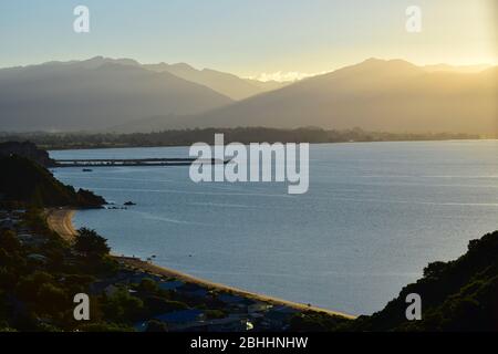 Sonnenuntergang am Tata Beach und Port Tarakohe, Neuseeland, Südinsel, Golden Bay. Stockfoto