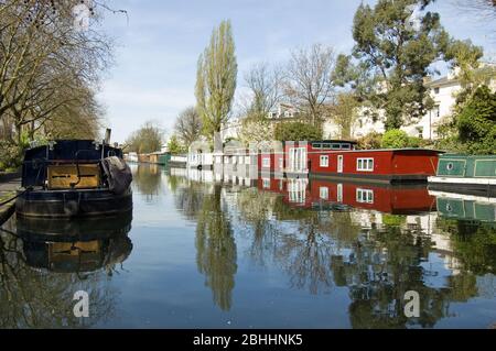 Reihen von Hausbooten und schmalen Booten am Ufer des Kanals in Little Venice, Paddington, West London. Hier trifft der Grand Union Canal auf den Regent's Canal. Stockfoto