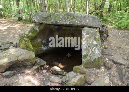 Dolmen in Shapsug. Wald in der Stadt in der Nähe des Dorfes Shapsugskaya, sind die Sehenswürdigkeiten Dolmen und Ruinen der alten Zivilisation. Stockfoto