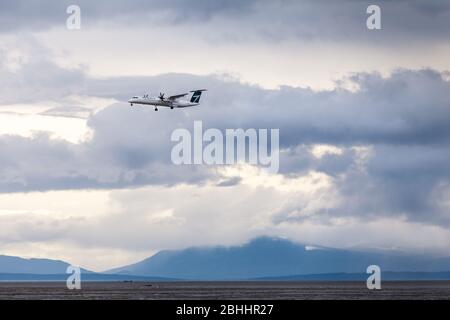 VANCOUVER, BC, KANADA - 29. MÄRZ 2020: Ein Westjet Dash 8 Q400 kommt an, um am YVR Flughafen zu landen. Stockfoto